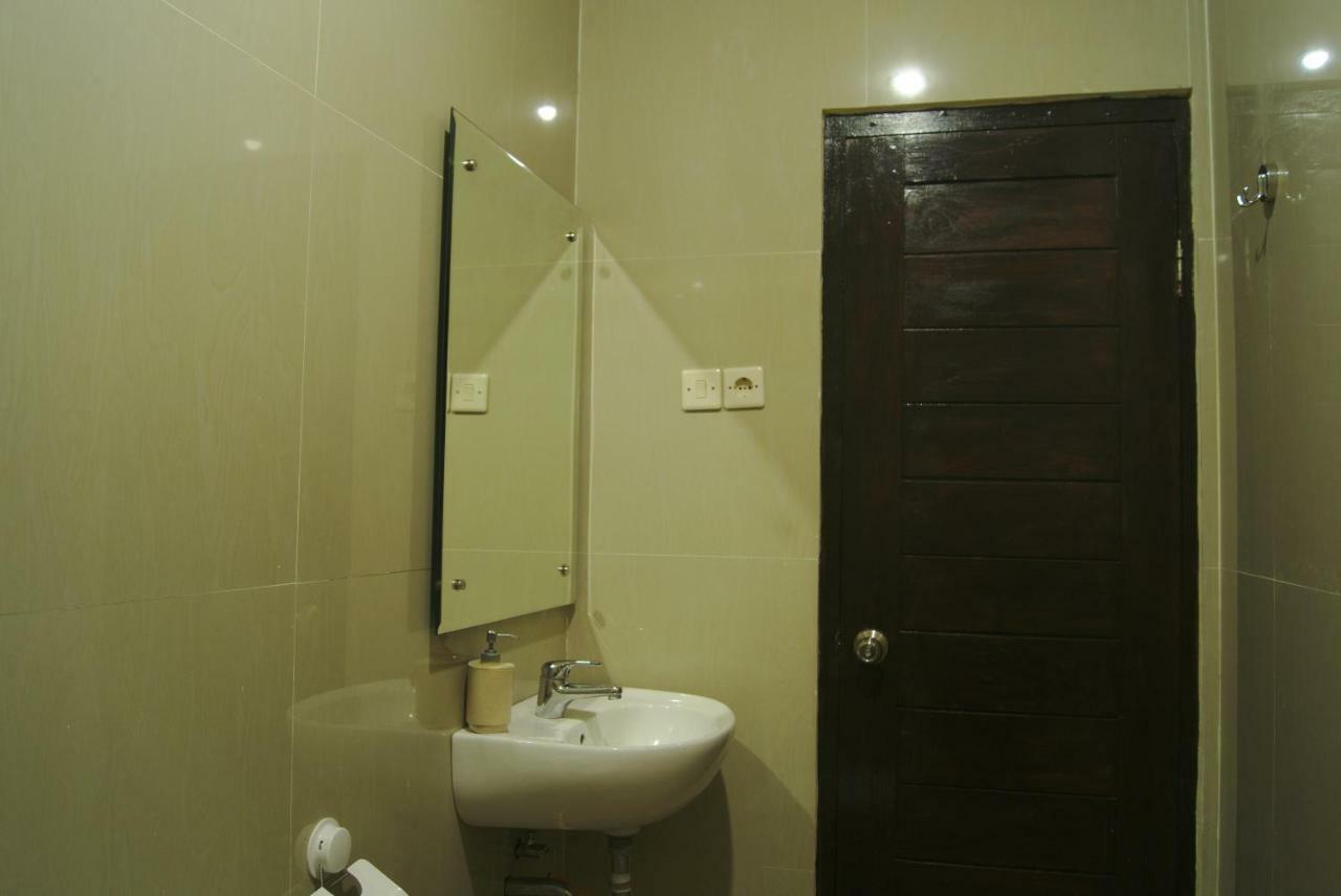 Beachfront Guesthouse Batununggul Buitenkant foto